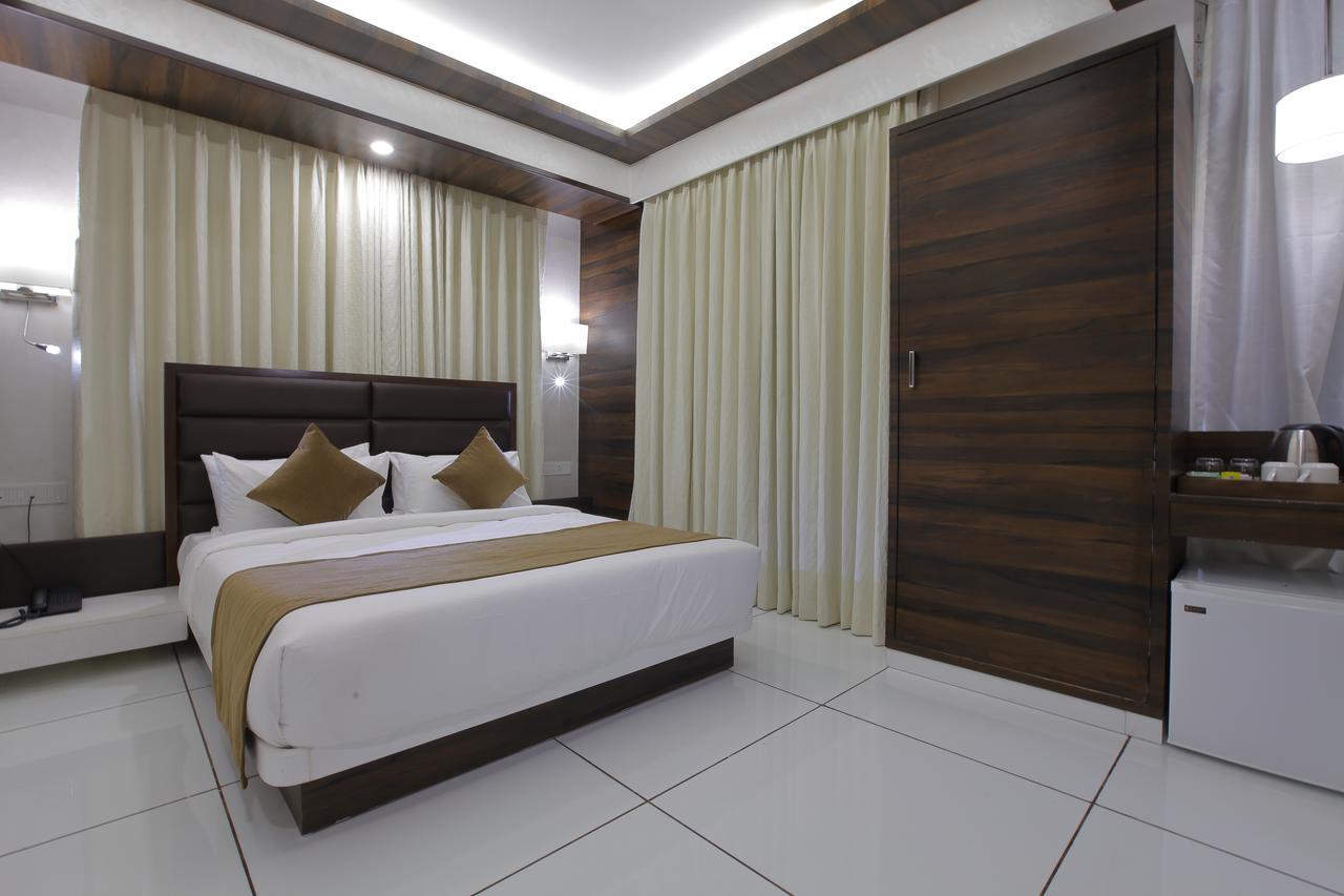 Hotel Silver Heights Ahmedabad Exterior photo